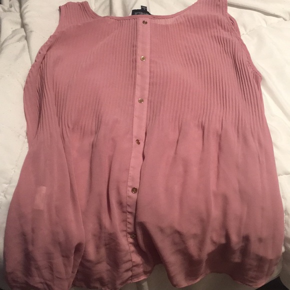 Breezy pink blouse perfect for breezy summer days - Picture 2 of 2